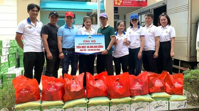 Asociace mladých podnikatelů Gia Lai a skupina Truong Sinh předaly 240 dárků lidem v zaplavené oblasti Tuy An Tay.
