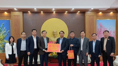 Ho Chi Minh National Academy of Politics stöder Lam Dong med 1 miljard VND för att återhämta översvämningsskador