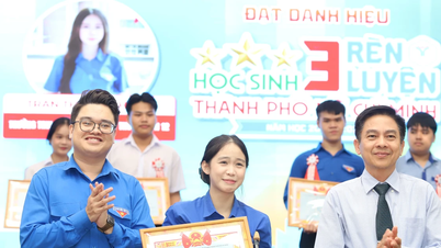 សិស្សស្រីមកទទួលរង្វាន់ជាមួយនឹងឈើច្រត់