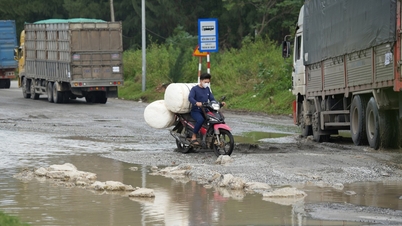 گوبر کوٹ میں مرکزی سڑک تباہ، گاڑی چلانا اور نماز پڑھنا ایک ہی وقت میں
