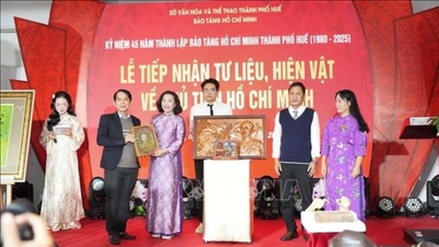 Apresentando ao público as atividades revolucionárias do Presidente Ho Chi Minh na China.