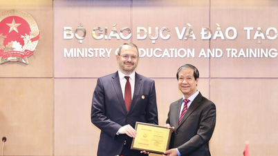 Toekenning van de Medaille voor de Zaak van Onderwijs aan vice-minister Mogilevski Konstantin Iljitsj