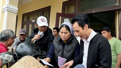 Doamos 3 toneladas de itens de primeira necessidade e 330 milhões de VND para apoiar as pessoas afetadas pelas enchentes em An Thach (Phu Yen).