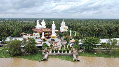 พระเจดีย์น้ำไฮ ตั้งอยู่บริเวณจุดบรรจบของแม่น้ำ รายล้อมไปด้วยต้นไม้ผลไม้