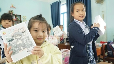 Mer enn 3600 bunker med notatbøker og 200 millioner VND for å støtte folk i området ...