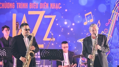 ศิลปินผู้มีคุณธรรม Quyen Van Minh และลูกชายเปิดโครงการ "Weekend Music" ริมทะเลสาบฮว่านเกี๋ยม