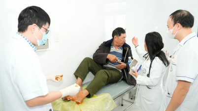 O Hospital Bach Mai examina, trata e oferece consultas de saúde às pessoas em áreas afetadas por inundações.