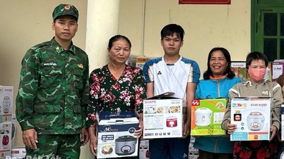 Donerer riskokere til flomofre i Xuan Dai-distriktet