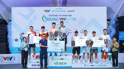 Tennis players support flood victims