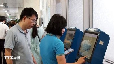 اعتبارًا من 1 ديسمبر، أصبح تسجيل الوصول عبر الكاونتر متاحًا فقط للمسافرين الذين يحملون أمتعة مسجلة والضيوف المميزين.