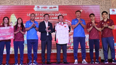 ทีมหญิงเวียดนาม U22 บริจาคเงิน 100 ล้านดอง ให้กับประชาชนที่ได้รับผลกระทบจากน้ำท่วมในภาคกลาง