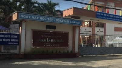 សិស្ស​បង្ហាញ​សញ្ញា​នៃ​ការ​ឆក់​យក​ម្ហូប​ត្រី៖ វិទ្យាល័យ Nguyen Huan ផ្អាក​អាហារ​ពេល​ឡើង​ជា​បណ្ដោះ​អាសន្ន​ចាប់​ពី​ថ្ងៃ​ទី ១ ខែ​ធ្នូ។