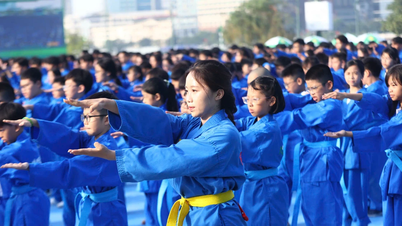 60 000 studenter fremfører Vovinam kampsport og musikk, og satte dobbel rekord.