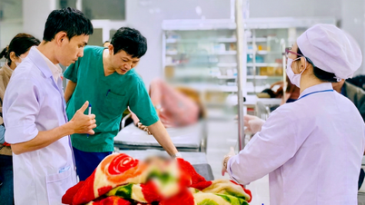 Farm vehicle rolled downhill, 13 students injured, Quang Ngai Hospital on red alert for emergency