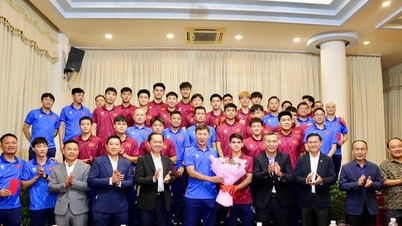 베트남 여자 대표팀과 U22 대표팀이 SEA 게임 33에 참가하기 전 아름다운 제스처를 선보입니다.