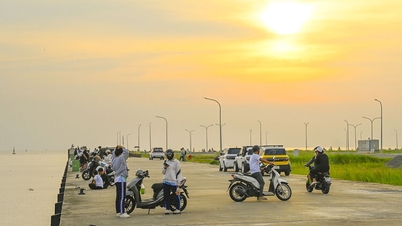 ຊາວຫນຸ່ມເຊັກອິນຢູ່ທ່າເຮືອ Rach Gia