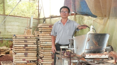 مزارع عجوز يصنع الآلات الزراعية