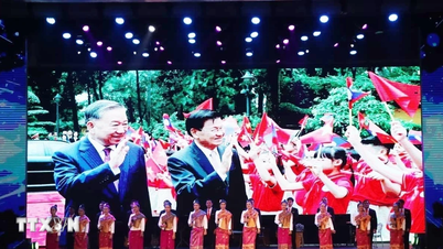 লাওসের জাতীয় দিবসের ৫০তম বার্ষিকী উদযাপনের জন্য বিশেষ ভিয়েতনাম-লাওস সম্পর্কের প্রশংসা করে অনুষ্ঠান