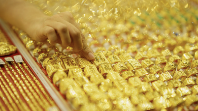 सोने की कीमत लगभग 155 मिलियन VND तक बढ़ी, कई अप्रत्याशित परिवर्तनों का दौर