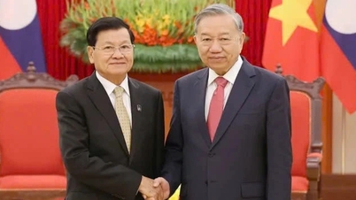 O secretário-geral To Lam e sua esposa partem para uma visita ao Laos.