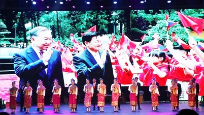 Kunstprogramm zur Freundschaft zwischen Vietnam und Laos anlässlich des 50. Jahrestages des laotischen Nationalfeiertags