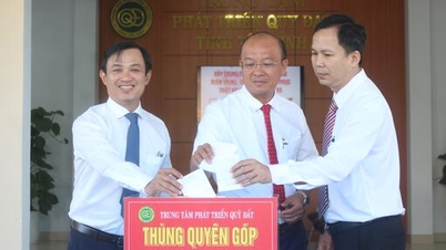 ศูนย์พัฒนากองทุนที่ดินจังหวัดเตยนิญบริจาคเงินช่วยเหลือประชาชนในการรับมือกับผลกระทบจากฝนและน้ำท่วม