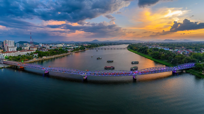 Bu nehir, Hue'ye bahşedilmiş doğal bir hazine gibidir, dağın eteğini sararak Hon Chen Sarayı'nın altında derin bir uçurum oluşturur.
