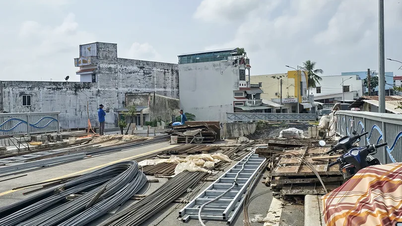 Продолжается строительство оставшейся части моста Нгуен Ван Линь, соединяющего район Фу Лой с районом Шок Чанг.