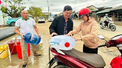 Бесплатная чистая вода для пострадавших от наводнения в коммуне Хоатхинь