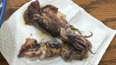 ลูกค้าขณะกำลังเพลิดเพลินกับก๋วยเตี๋ยวน้ำในฮานอย ได้ทานปลาหมึกเน่าที่มีกลิ่นคาวแรง