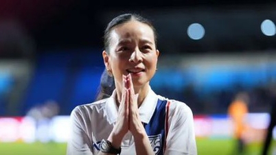 Мадам Панг вручает большую награду сборной Таиланда до 17 лет за победу в чемпионате Азии до 17 лет 2026 года