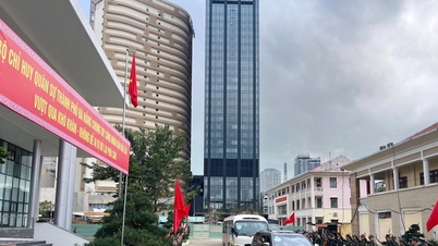 הפיקוד הצבאי של העיר דא נאנג גייס כוחות כדי לתמוך בתושבי מחוז דאק לק כדי להתגבר על תוצאות השיטפונות.