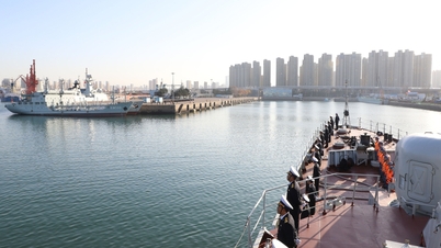 A fragata de mísseis 105 Tran Hung Dao atraca no porto de Qingdao (China).