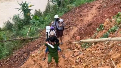 De politie van de gemeente Tay Khanh Son steunt de mensen onvermoeibaar