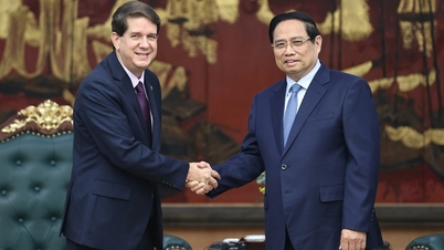 ראש הממשלה פאם מין צ'ין מקבל את פני נשיא סוכנות הידיעות פרנסה לטינה של קובה.