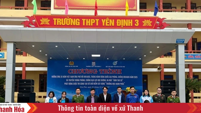 Học sinh xã Yên Phú tìm hiểu kiến thức về ứng phó với HIV/AIDS, phòng chống bạo lực học đường