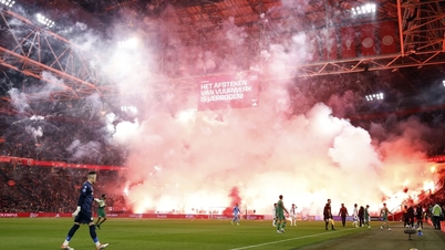 Ajax harus membatalkan pertandingan karena suar.
