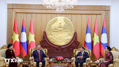 הענקת מדליית הזהב הלאומית של הרפובליקה העממית של לאוס למזכיר הכללי טו לאם