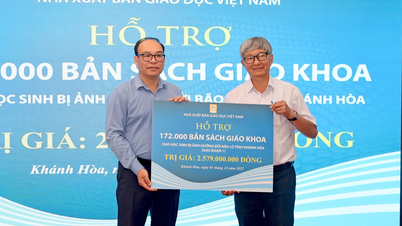 Ministerstvo školství a odborné přípravy Khanh Hoa obdrželo téměř 200 000 učebnic na podporu studentů v oblastech postižených povodněmi.