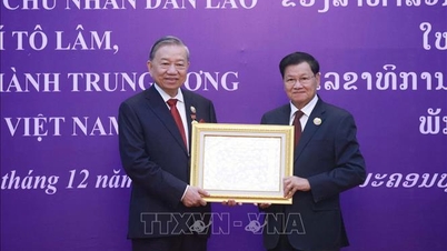 Generalsekretær To Lam mottok den nasjonale gullmedaljen fra staten Laos.