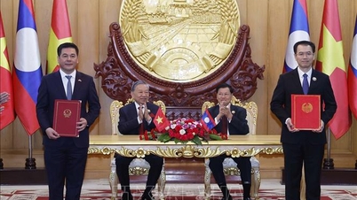 Genel Sekreter To Lam ve Genel Sekreter ve Laos Devlet Başkanı işbirliği belgelerinin teslim törenine tanıklık ettiler.