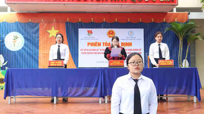 Die Jugendunion des Volksgerichts der Region 2 – Khanh Hoa verbreitet und lehrt Rechtsbildung unter Studierenden.