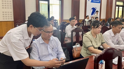 Mehr als 300 Mitarbeiter wurden in der Nutzung einer Software für papierlose Besprechungsräume geschult.