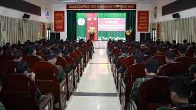 دا نانگ سٹی ملٹری کمانڈ کے 100 افسران اور سپاہی سیلاب کے بعد ڈاک لک صوبے کے لوگوں کے گھروں کی تعمیر نو میں مدد کے لیے روانہ ہوئے۔