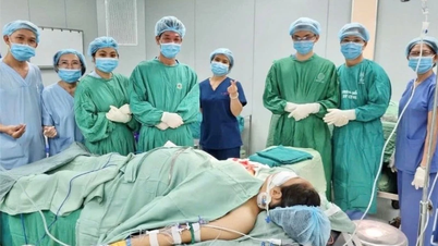 Reattach hands for pregnant woman carrying twins at 34 weeks