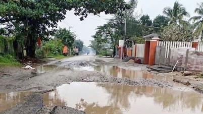 Provinsvei 607B gjennom Dien Ban Dong-distriktet er forringet, og det er fare for ulykker.