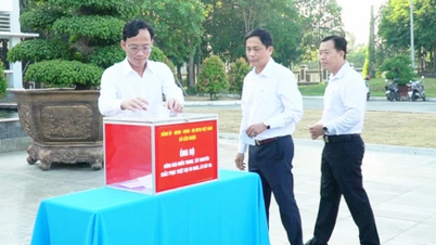 ตำบลกาญจู๋กเปิดตัวแคมเปญช่วยเหลือประชาชนในเขตที่ราบสูงตอนกลางและตอนกลางที่ได้รับผลกระทบจากฝนและน้ำท่วม