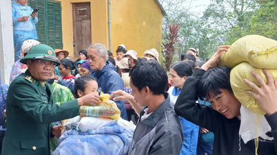 ویتنام-لاؤس کے سرحدی علاقے میں لوگوں کو 400 سے زیادہ تحائف پیش کرنا