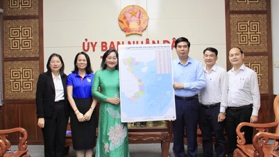 Báo Sài Gòn Giải Phóng trao tặng bản đồ Việt Nam cho tỉnh Gia Lai