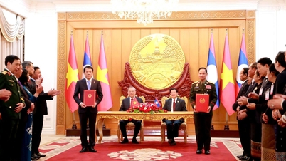 Фото: Генеральний секретар То Лам та Генеральний секретар і президент Лаосу були присутні на церемонії передачі документів про співпрацю.